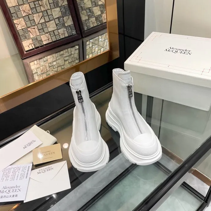 👟👟Ex-factory price 620👟👟 Men +10 🔥4050 McQueen’s new popular women’s boots and couple shoes🔥 Original 1:1 replica, the highest version! AIexanderMcQUEEN✅ products have been certified, endorsed by many celebrities such as Guli Nazha, Wu Lei, and Internet celebrity bloggers, and have fashion models on the T stage of Milan Fashion Week! Front zipper design, easy to wear, 6 cm heel height, comfortable to wear and heighten your legs, fabric: top grain calfskin/ lining: imported sheepskin feet: imported sheepskin, women's size 35-40 (40 must be customized). Men's size 39-45 (45 must be customized). Color: black/white, all black, off-white. Packaging: Matching counter packaging certificate pure cotton bag.